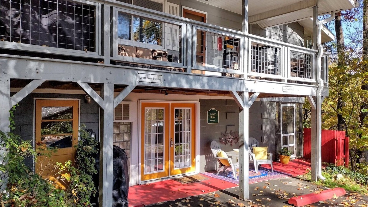 Kenilworth Ski Chalet | Pet-Friendly Chalet, Tucked in the Trees and only 3 Minutes to Downtown!