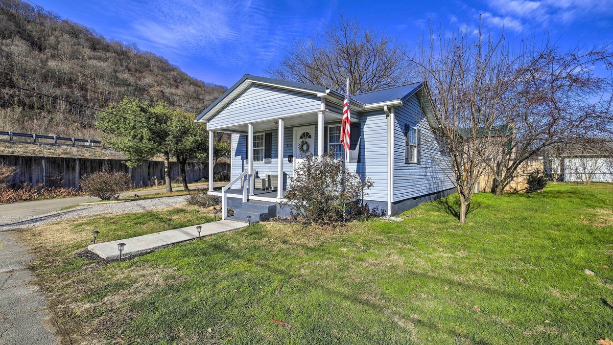 Tad Cottage | Pet-friendly Charleston Home w/Fenced Yard!