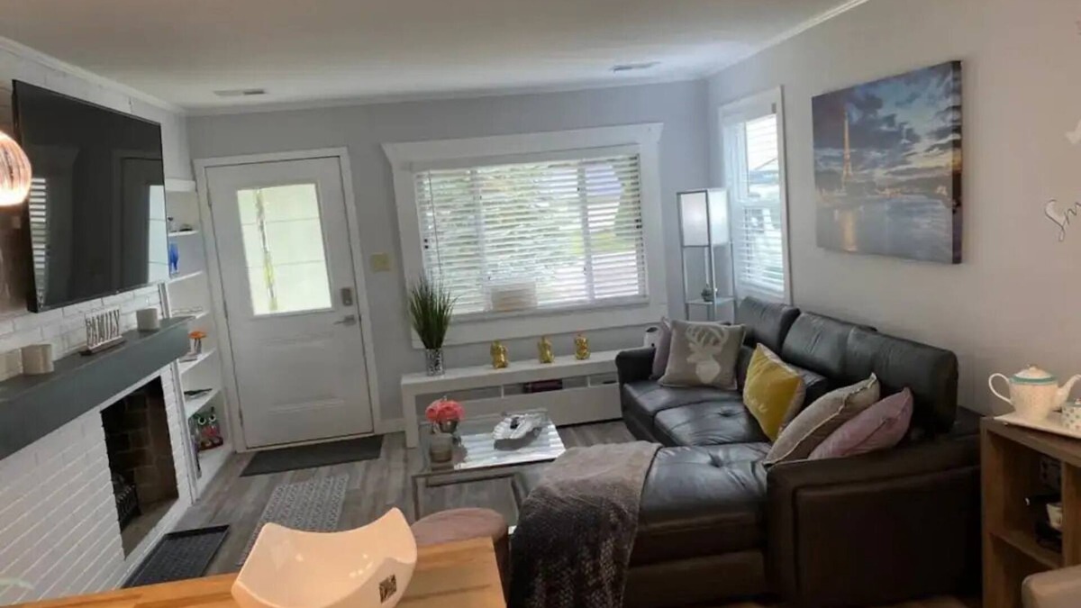 Boardman House | Pet-Friendly Charming & Cozy 3-bedroom house AC & WiFi in pleasant Youngstown