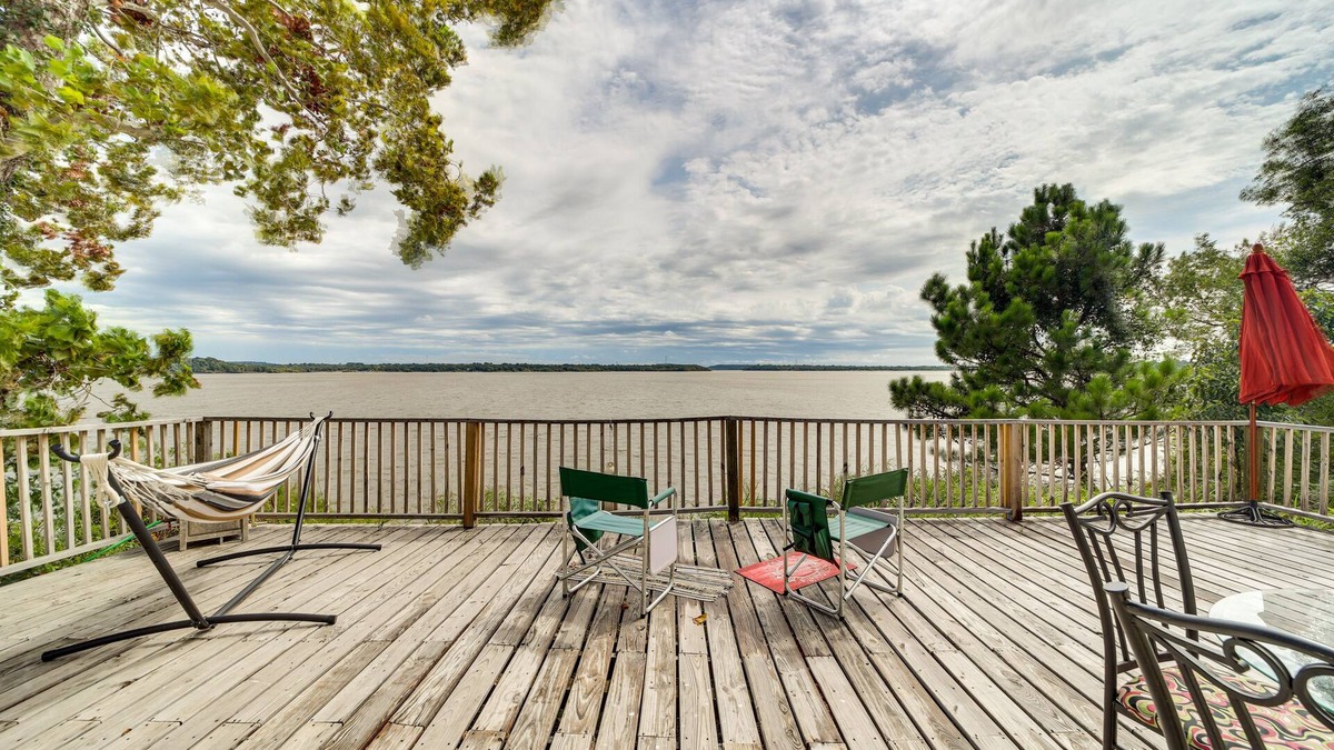 Checotah House | Pet-Friendly Checotah Home w/Deck & Lake Views!