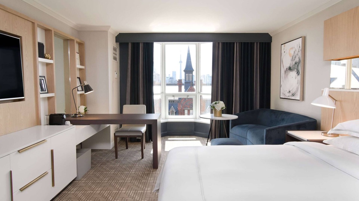 Bloor-Yorkville Hotel | Pet-Friendly Classic Room w/City Skyline Views Near ROM – Prime Spot