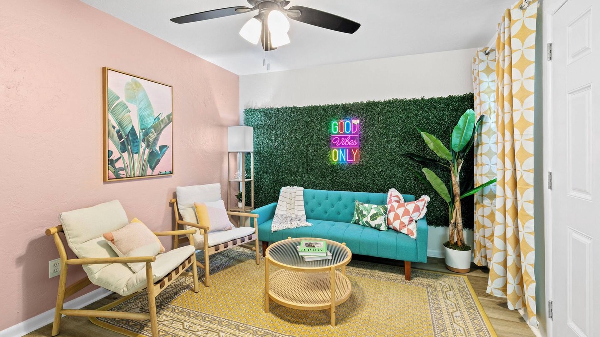 Gainesville Condo | Pet-Friendly CLEAN King Bed Retreat Near UF, Stadium, DT & Shands