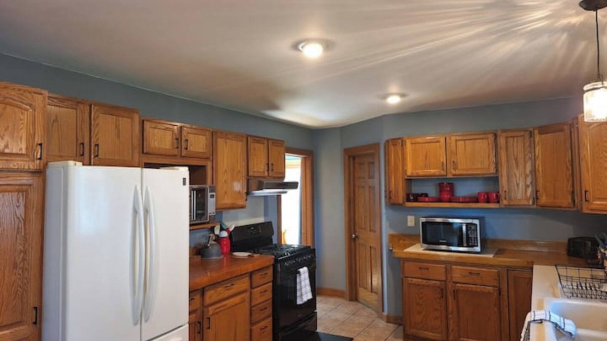 Dresbach House | Pet-friendly, Comfy 2-Story near Mississippi River