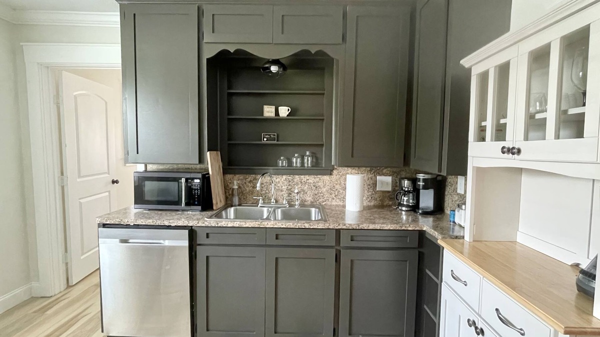 Port Neches House | Pet Friendly, Comfy Home W/ Large Yard, Cute Patio + Washer & Dryer. 2 bd 2 bath