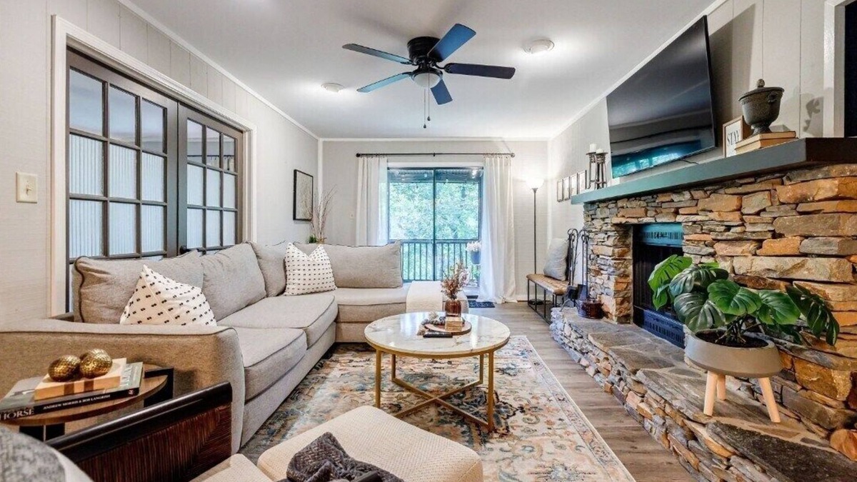 Big Canoe Condo | Pet Friendly Condo with Screened Deck & Fireplace