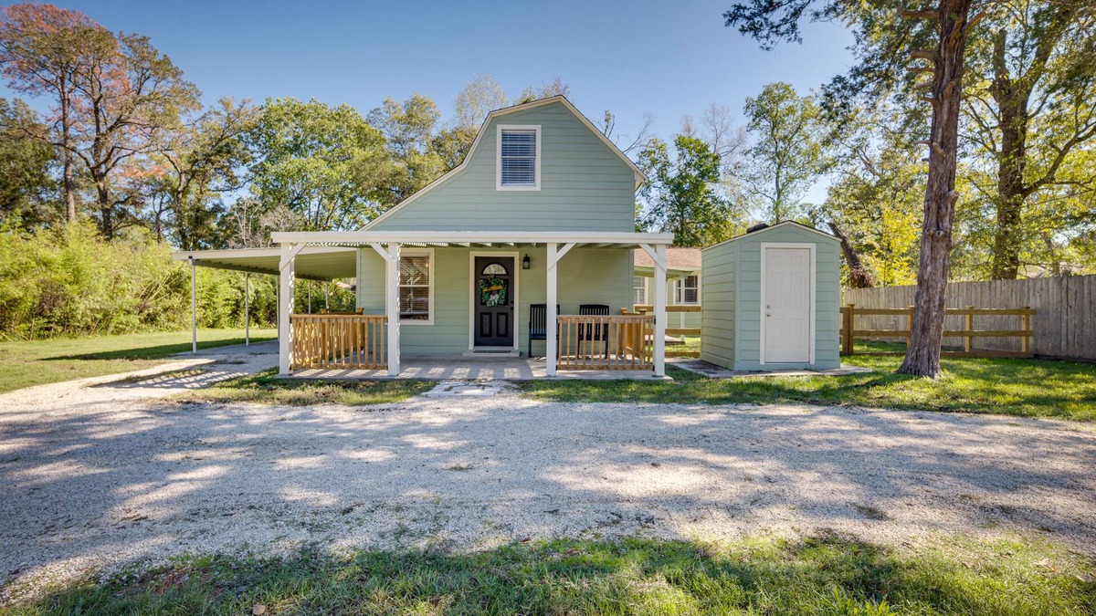 College Park House | Pet-Friendly Conroe Hideaway w/Porch & Fire Pit