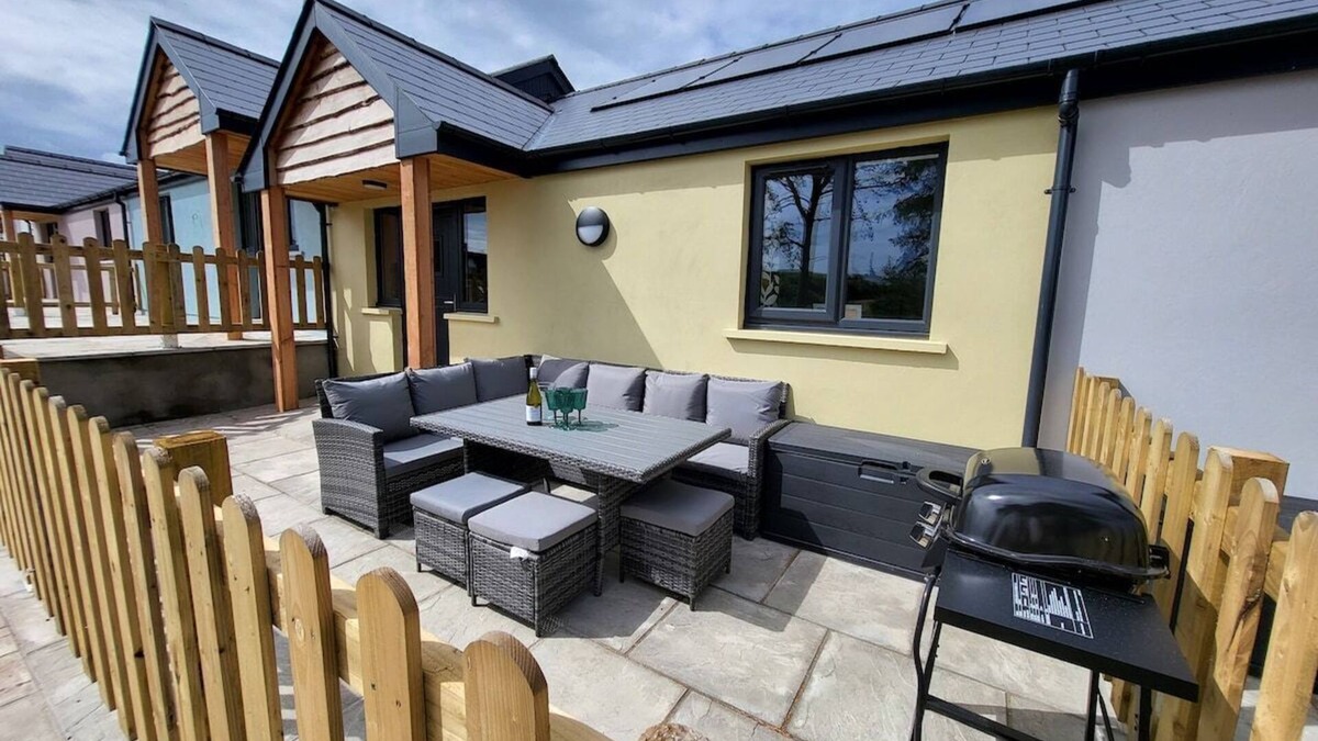Kilgetty Cottage | Pet Friendly Cottage with Sea Views