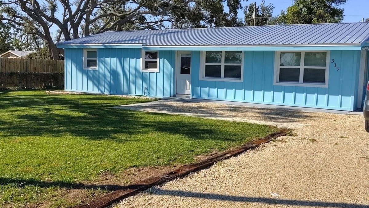 Port St. Joe Cottage | Pet Friendly Cottage-3 blocks from Beach New fenced yard.
