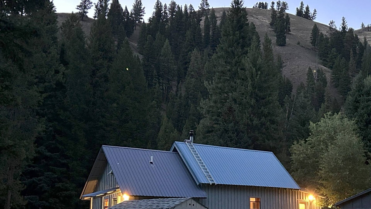 Sula Cabin | Pet Friendly, Cozy and Quiet East Fork River Cabin