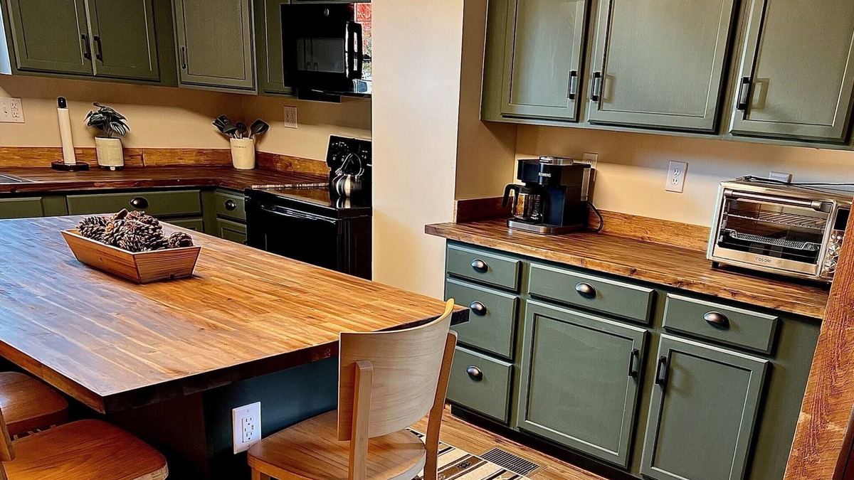White Cabin | Pet Friendly Cozy Cabin Close to Slopes