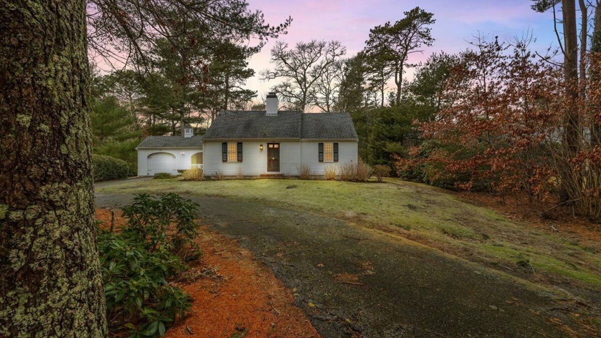 Cotuit House | Pet Friendly Cozy Cotuit Cottage 5 minutes away from the beach!