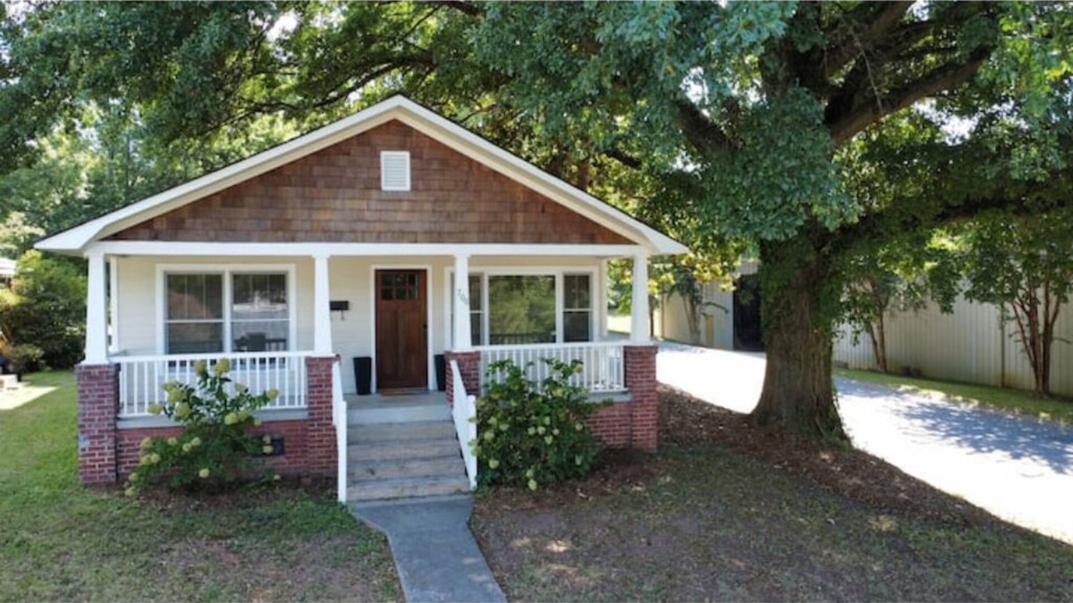 Villa Heights House | Pet Friendly Cozy NoDa Bungalow with Fenced in Backyard