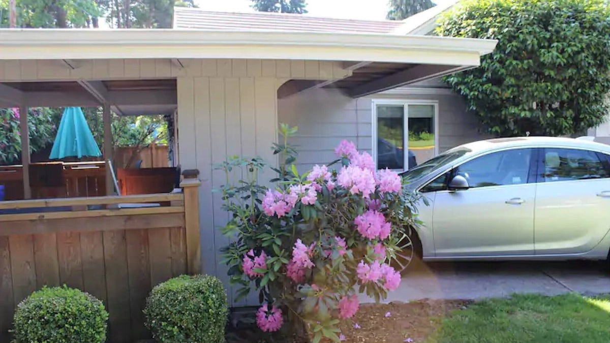 Amazon House | Pet Friendly, Cozy Orchard House, blocks from the University of Oregon