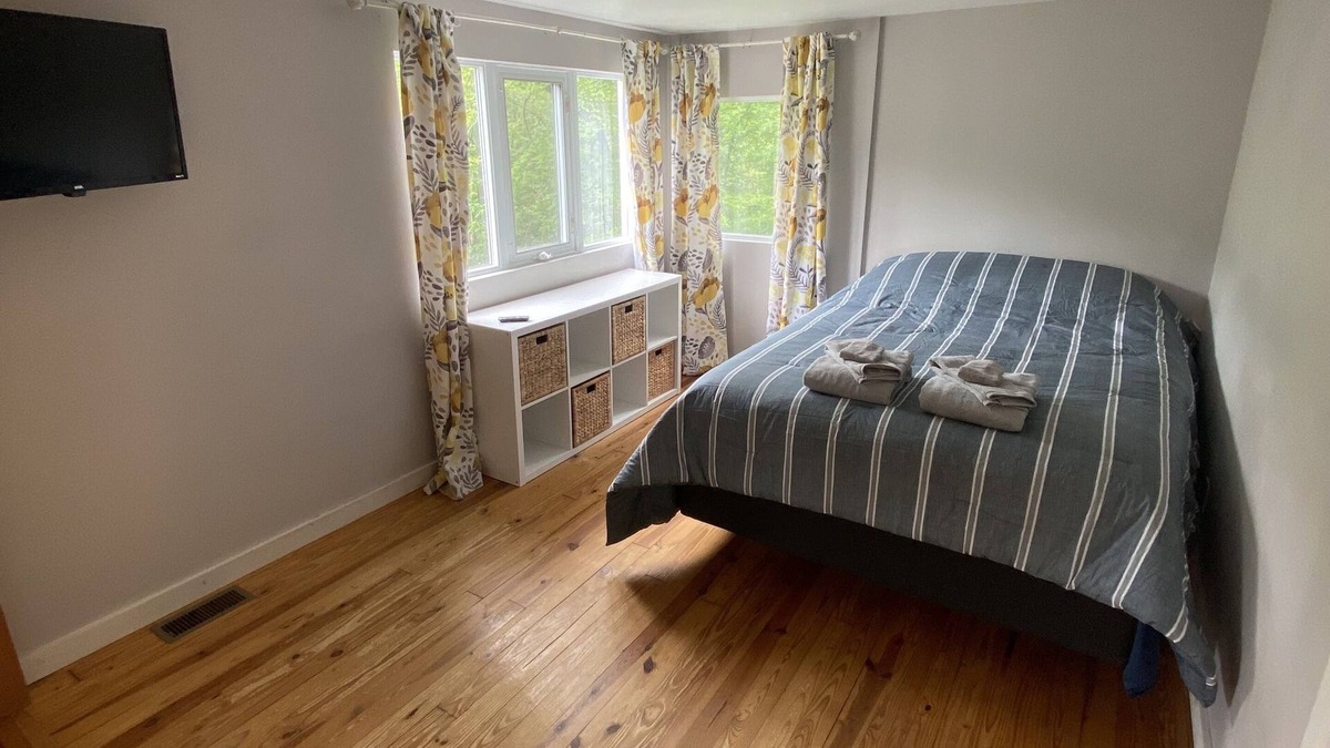Ligonier Cabin | Pet Friendly Creekside Cabin at Darlington