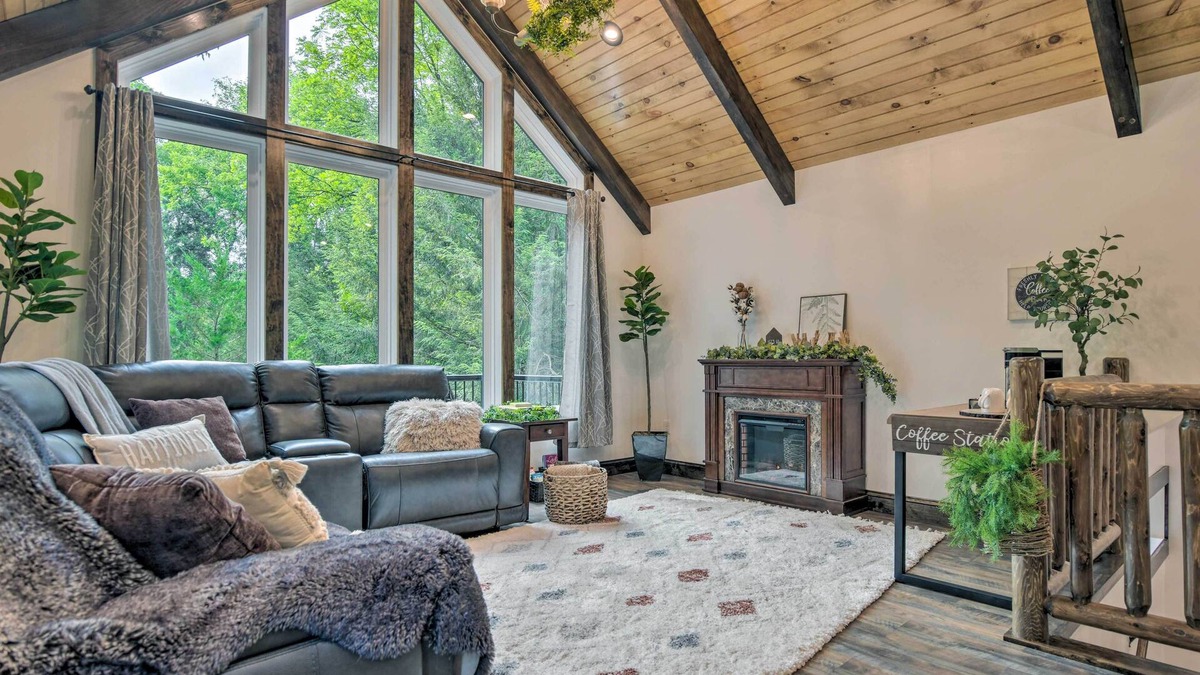 Delta Cabin | Pet-Friendly Delta Cabin w/Private Hot Tub!