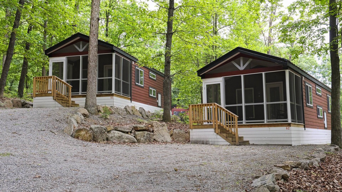 Singers Glen Cottage | Pet-Friendly Deluxe Cabin at Endless Caverns - Escape to Endless Caverns Resort