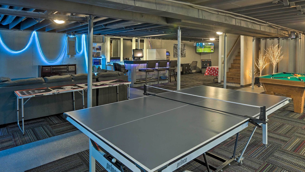 Des Moines House | Pet-Friendly Des Moines Retreat w/ Game Room!