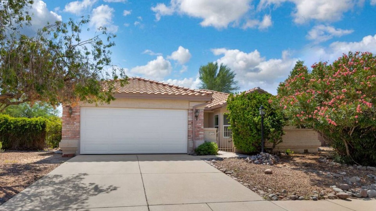 Bridlewood Ranch Estates House | Pet-Friendly Desert Retreat. Modern 3BR + Spa Bath. Long-Term + Gem Show Ready