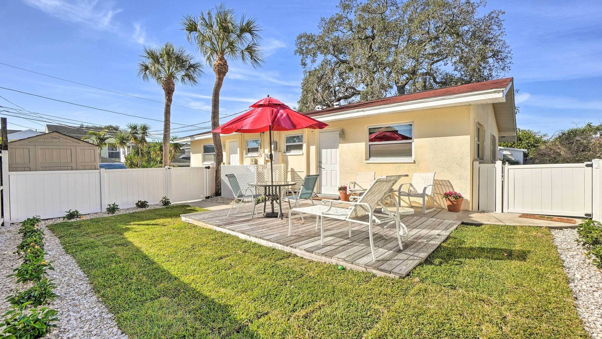Downtown Dunedin House | Pet-Friendly Dunedin Townhome w/Private Yard