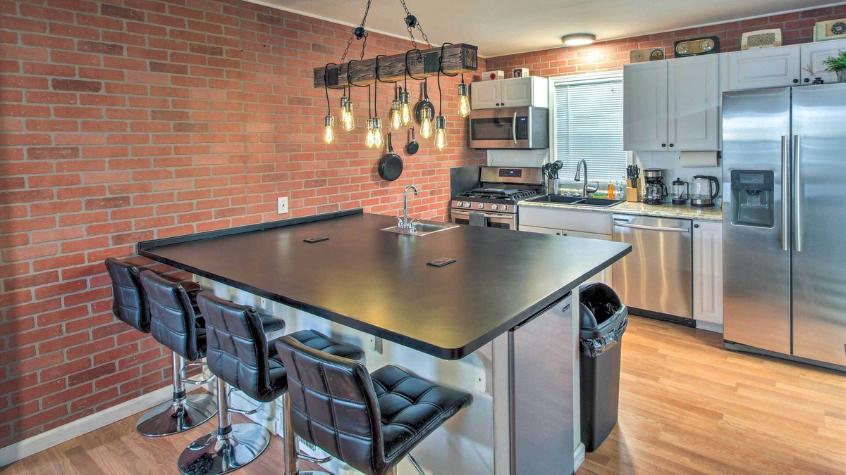 Rosedale Apartment | Pet-Friendly Duplex Home Near Downtown KC!