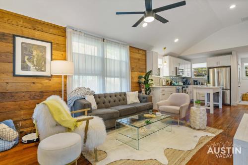 East Cesar Chavez House | Pet Friendly East Cesar Chavez Home Near Downtown