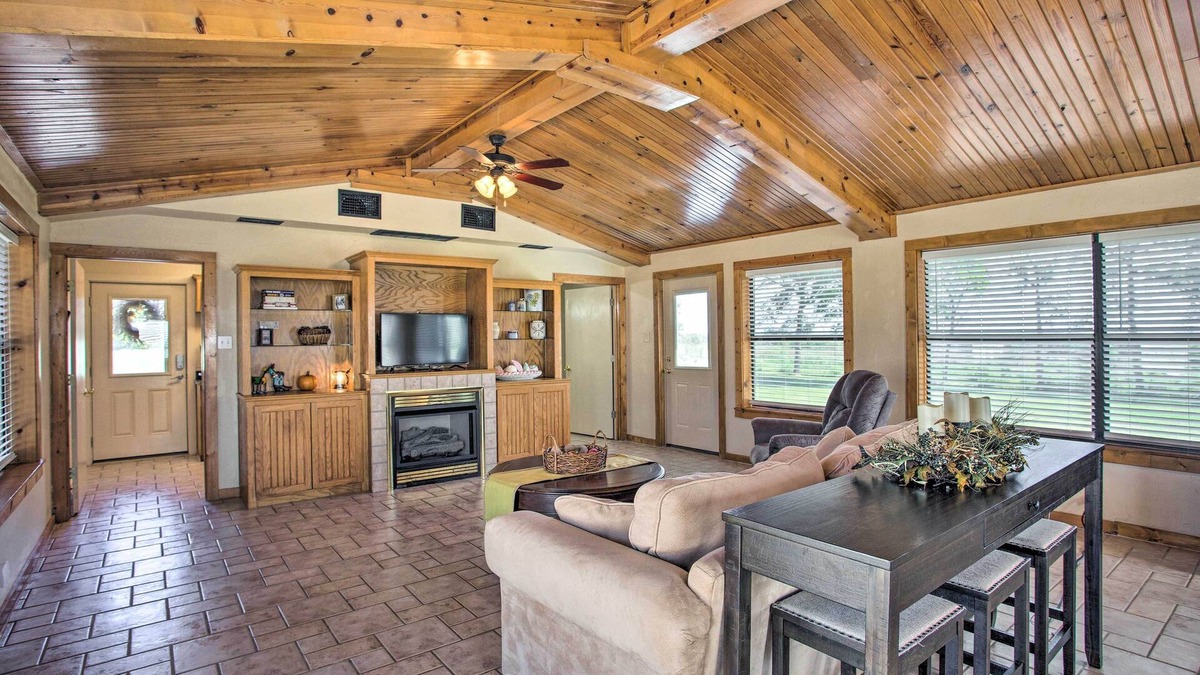 Calera Cottage | Pet-Friendly Efficiency Cottage w/Pool!