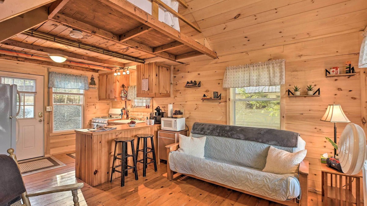Ellsworth Cottage | Pet-Friendly Ellsworth Cottage on Branch Lake