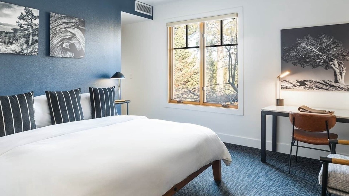 Truckee Hotel | Pet-Friendly Escape Near Lake Tahoe w/Hot Tub for Chilly Evenings - Parking
