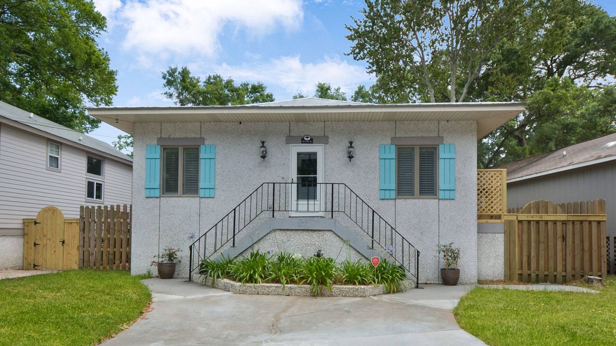 Saint Simons Heights Cottage | Pet Friendly EV Charger Fenced Yard Walk to Dining St. Simons Island