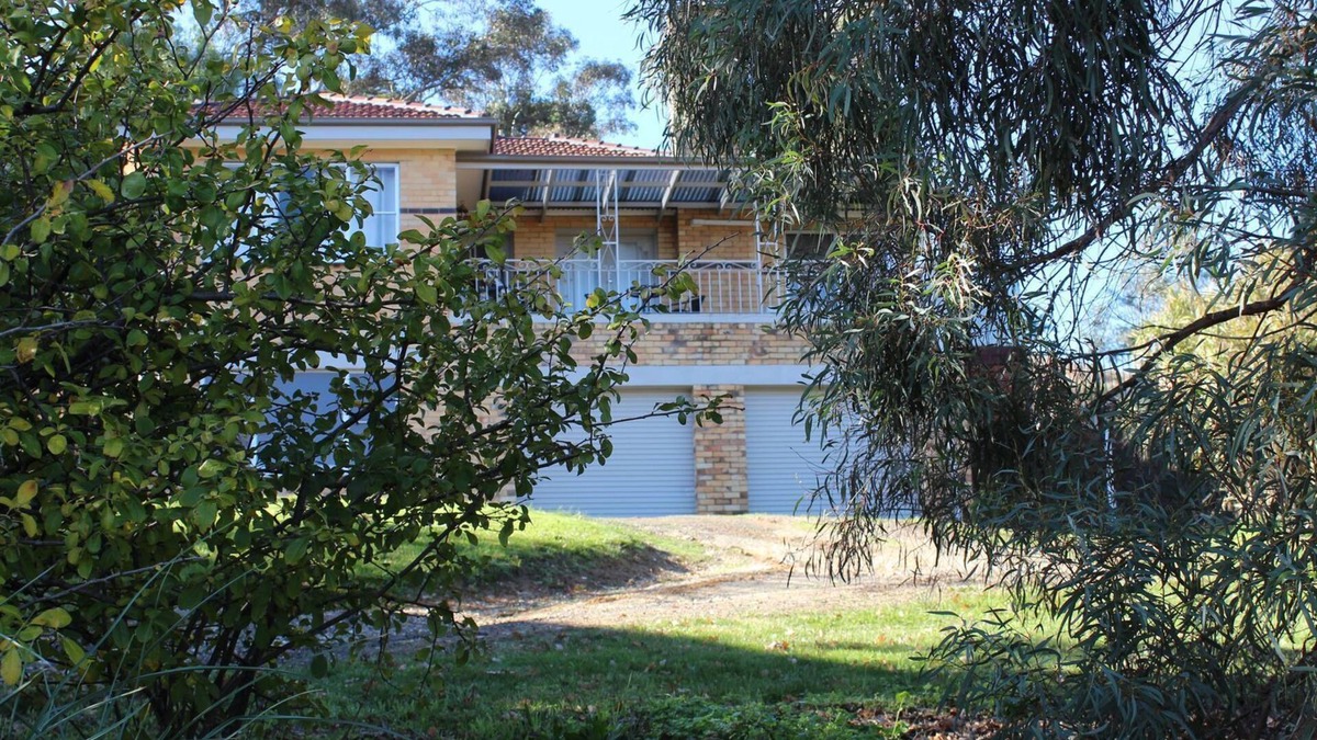Castlemaine House | Pet friendly family home with great views.