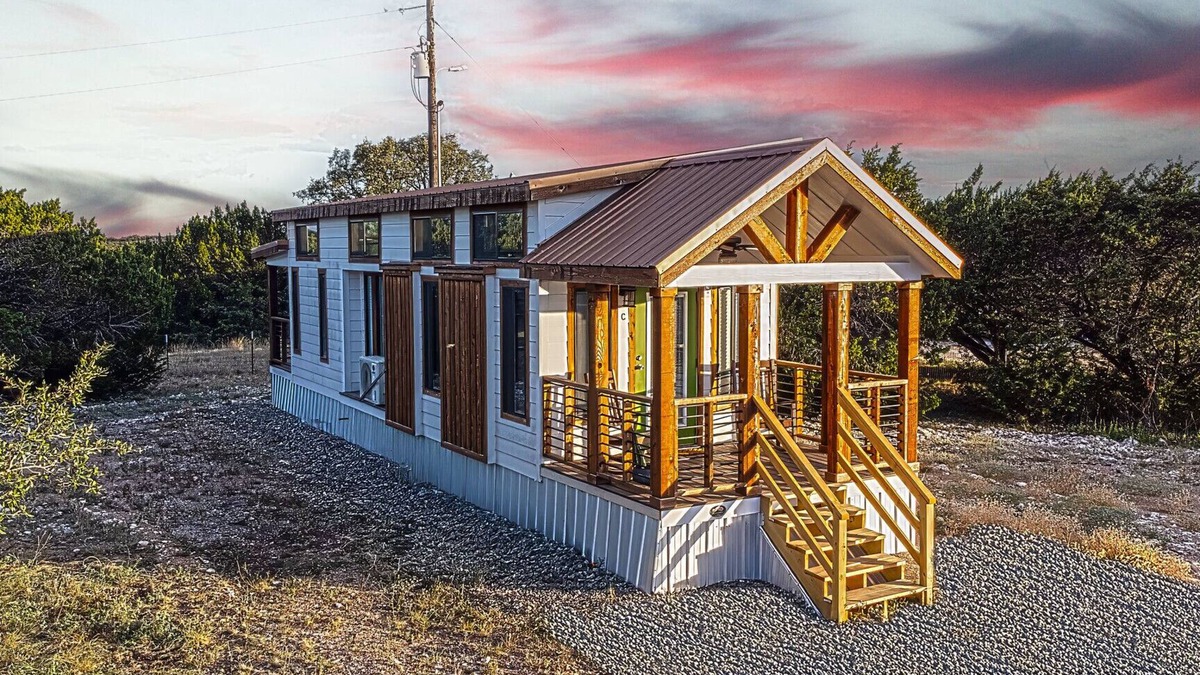 Lampasas House | Pet-Friendly Farmhouse Tiny Home w/Private Deck