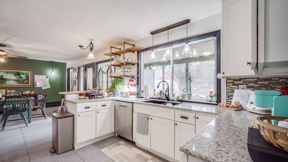 Granby House | Pet-Friendly Farmhouse with Fenced Yard – Perfect for Families & Relaxation