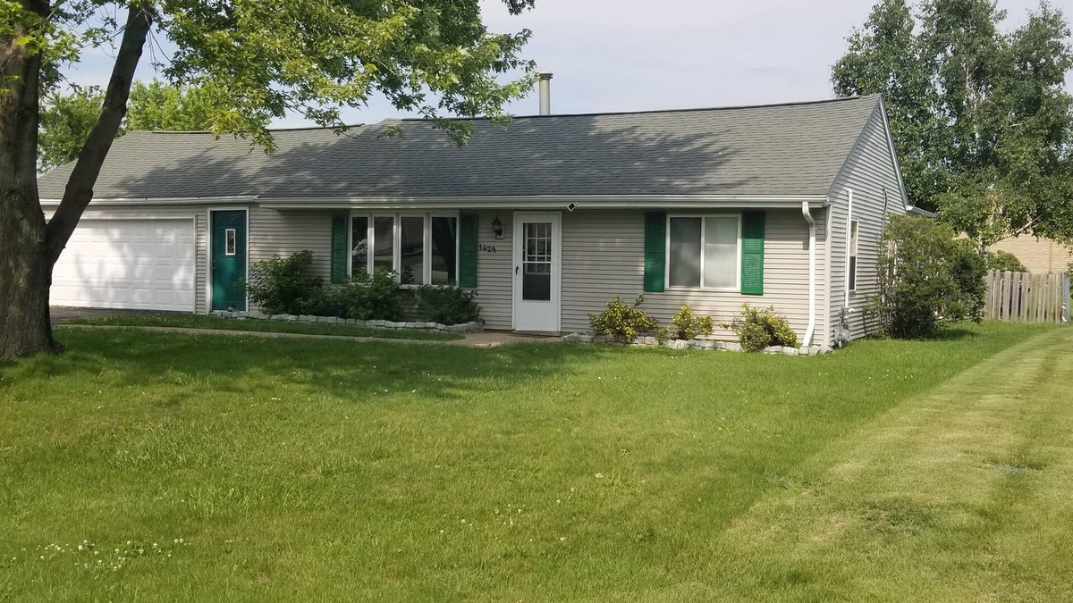 Menasha House | *Pet Friendly-Fenced In Yard* Centrally located in Fox Crossings/Menasha
