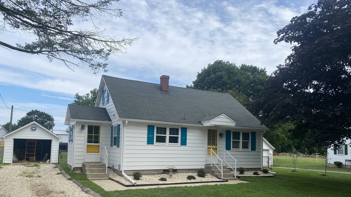 Milford House | Pet Friendly Fenced in Yard 2 Miles From DE TURF