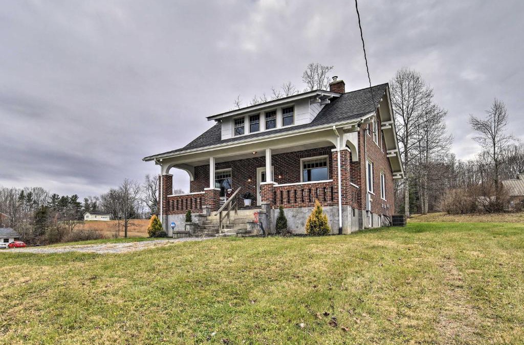 Floyd House | Pet-Friendly Floyd House with Porch - In Town!