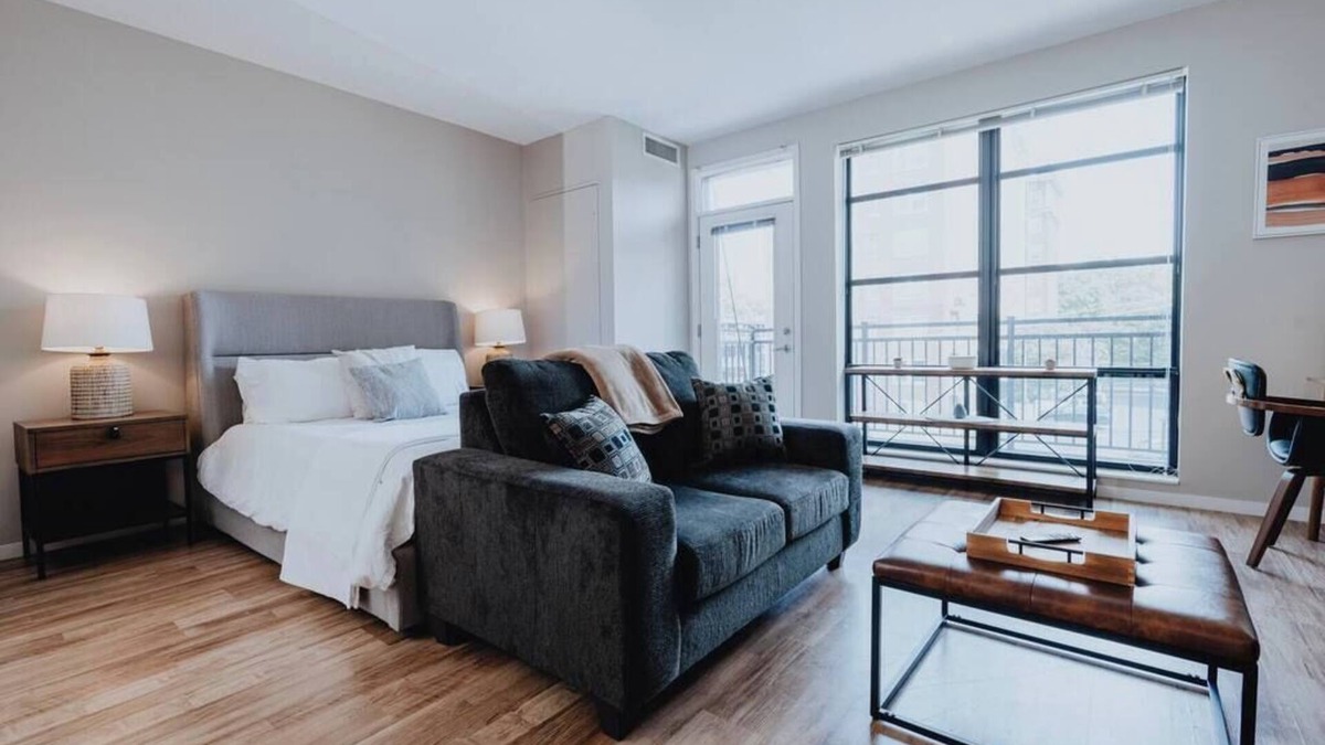 DeBaliviere Place Apartment | Pet-Friendly Forest Park Studio w/Pool & WFH Desk