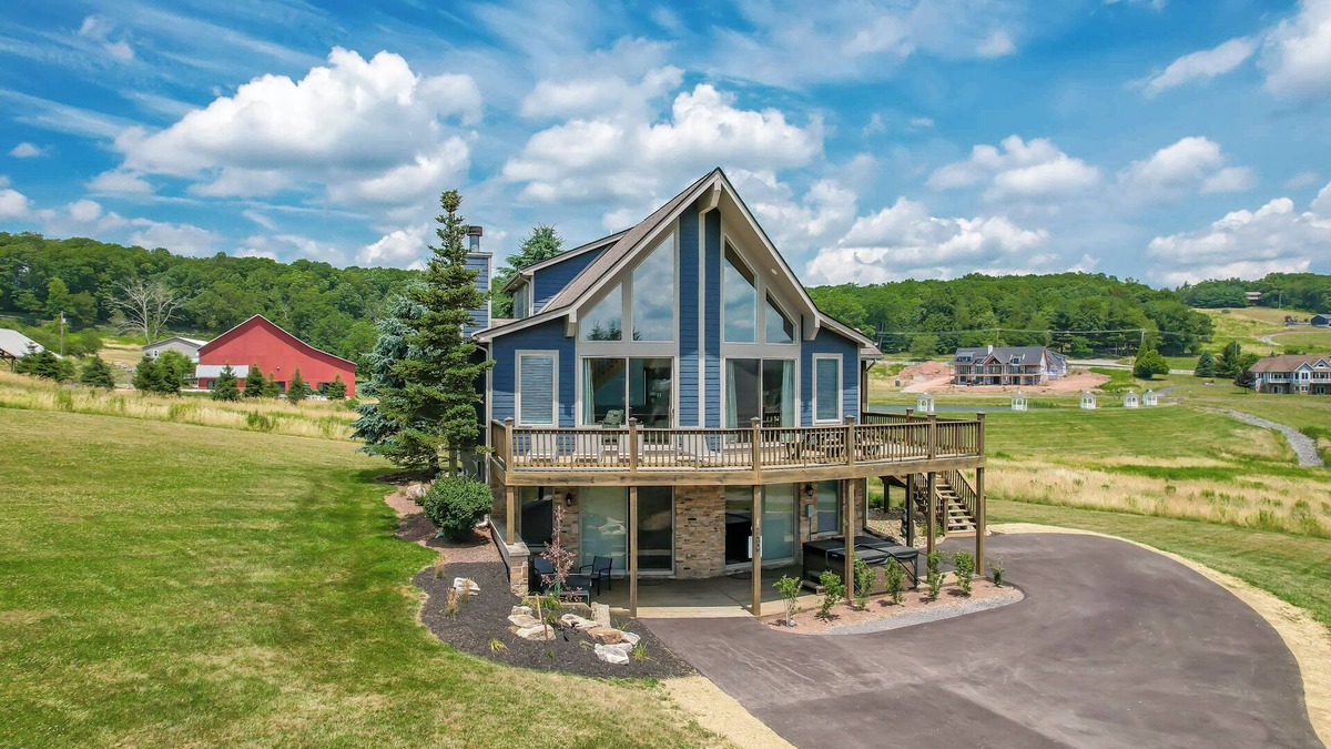 Waterfront Greens House | Pet friendly! Free golf and lake access! All new furnishings!