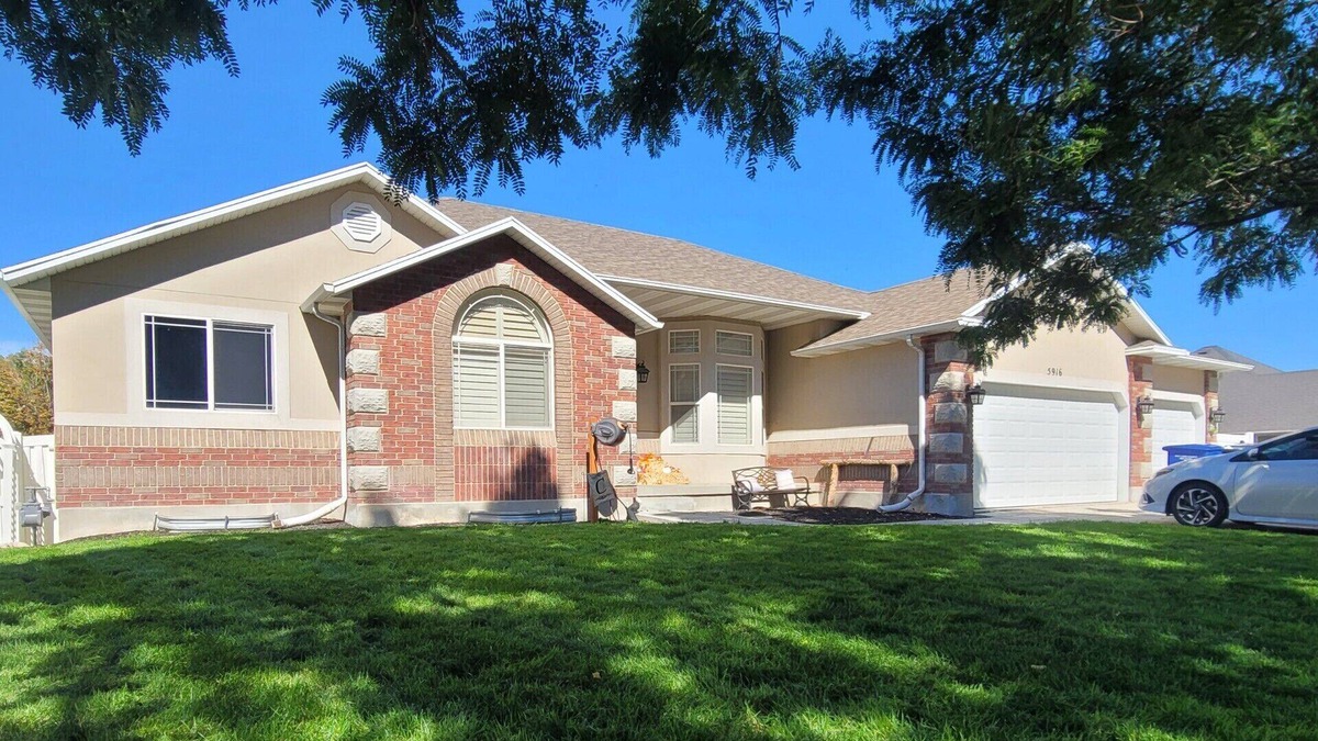 Herriman House | Pet friendly fully fenced backyard long term stay