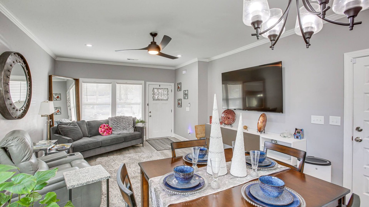 Gallatin House | Pet-Friendly Gallatin Home w/Deck, 1 Mi to Town!