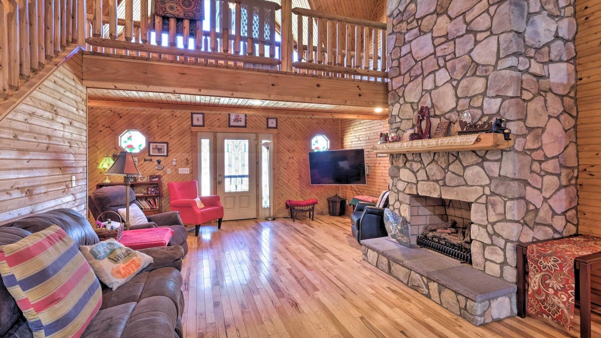 Luray Cabin | Pet Friendly Garnerland Home w/Deck & Porch!