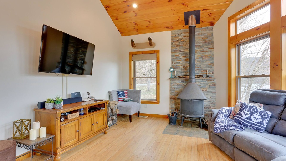 Hancock House | Pet-Friendly Hancock Home on the Delaware River!
