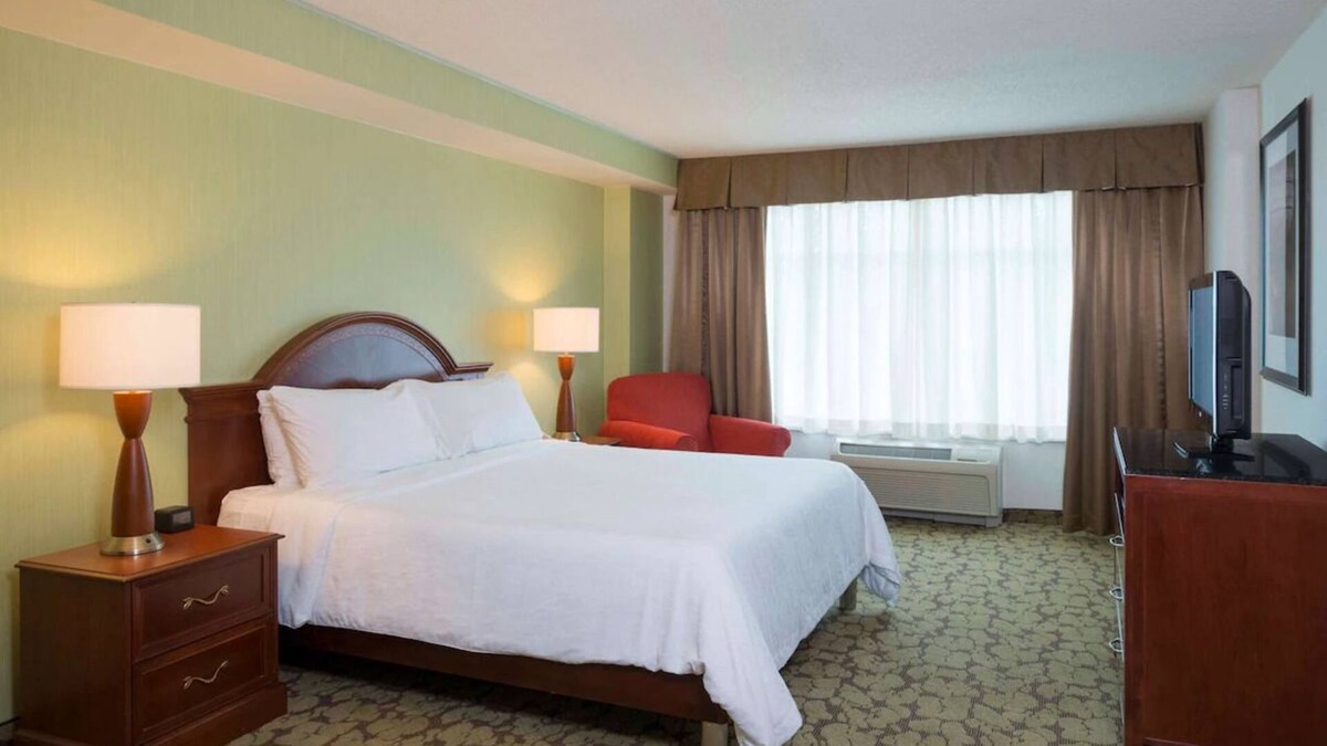 Silver Lane Hotel | Pet-Friendly Haven with Indoor Pool & On-Site Dining in Hartford