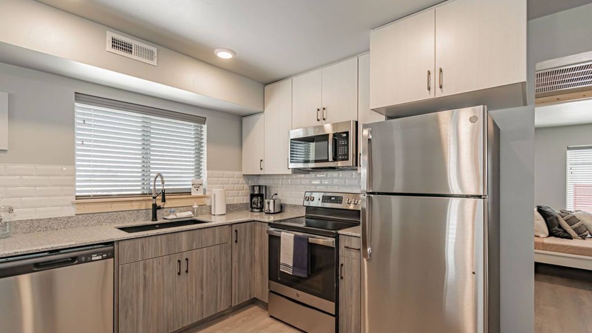 Rexburg Condo | Pet Friendly! Heart of Rexburg close to Jackson Hole,Yellowstone Nat park & BYUI