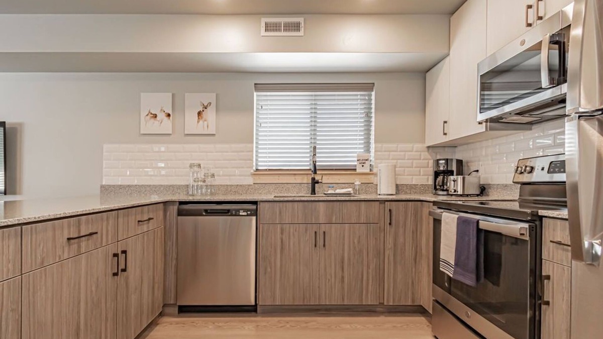 Rexburg Condo | Pet Friendly!Heart of Rexburg close to Jackson Hole,Yellowstone Nat park & BYUI