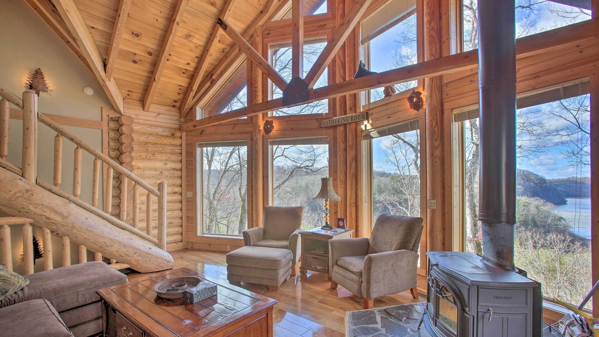 Albany Cabin | Pet-Friendly Highway Log Cabin w/ Lake View!