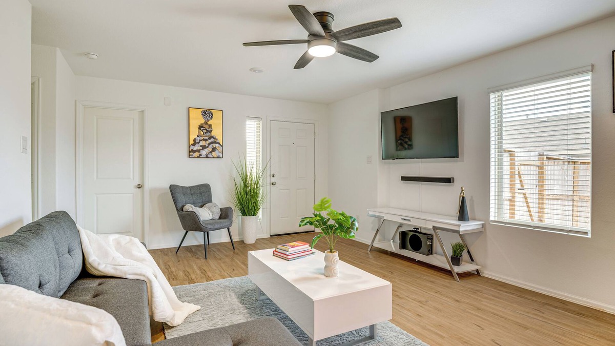 New Caney House | Pet-Friendly Home ~ 4 Mi to Big Rivers Water Park!