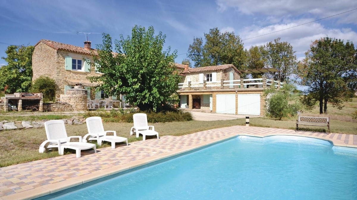 Bagard House | Pet friendly home in Bagard with WiFi