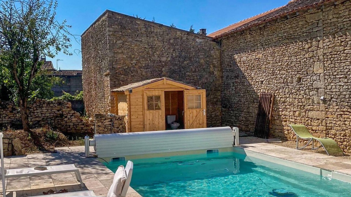 Doux House | Pet friendly home in Doux