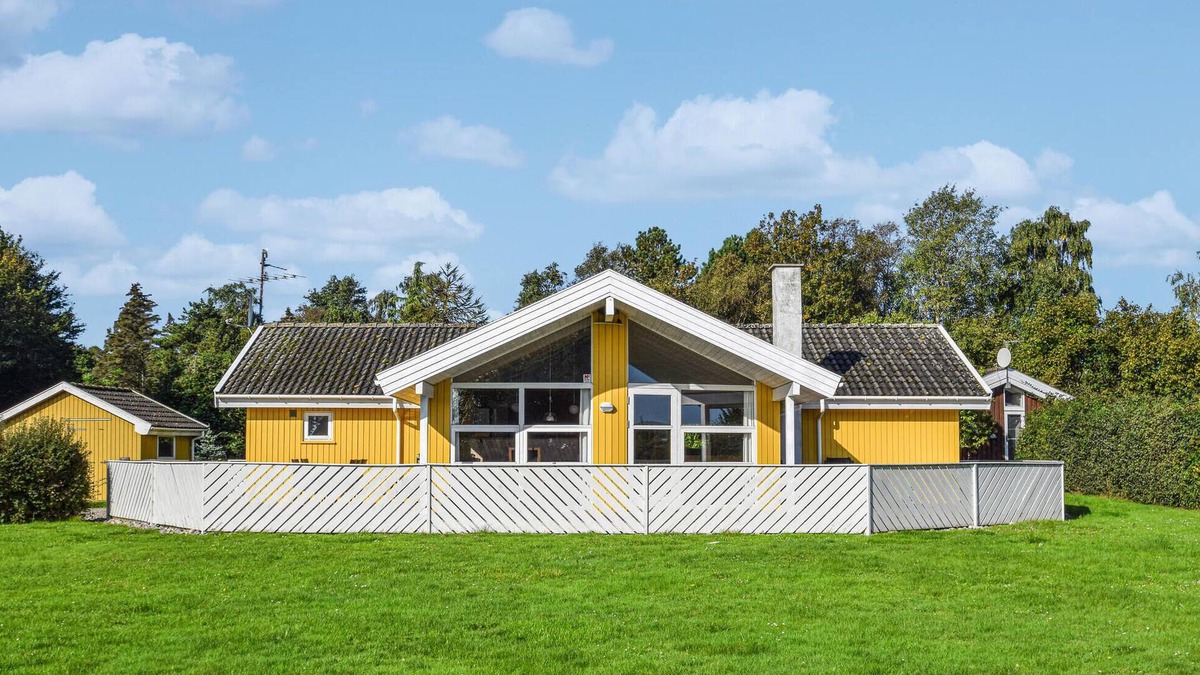 Østerskov House | Pet friendly home in Humble with WiFi