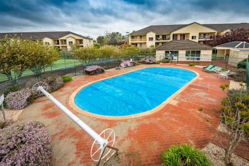 Watson Apartment | Pet Friendly Home - Pool & Parking - Tennis Court